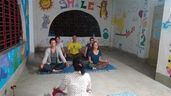 Voluntariado en India meditación