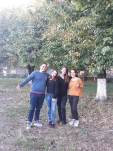 4 voluntarios en un proyecto con niños en Rumanía